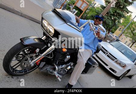 Un uomo nero che indossa un occhiali da sole che cavalca un Harley Davidson Moto sulla strada di Mount Washington.Pittsburgh.Pennsylvania.USA Foto Stock