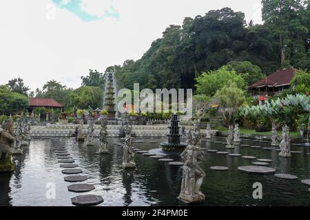 Statua balinese nel Palazzo d'acqua di Tirta Gangga in Oriente Bali