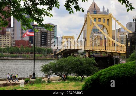 Andy Warhol Bridge con il centro di Pittsburgh in background.Pittsburgh.Pennsylvania.USA Foto Stock