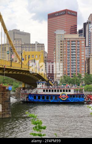 Andy Warhol Bridge, noto anche come Seventh Street Bridge con vista Del centro di Pittsburgh in background.Pittsburgh.Pennsylvania.USA Foto Stock