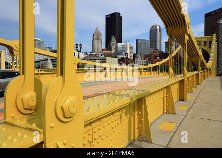 Andy Warhol Bridge, noto anche come Seventh Street Bridge con vista Del centro di Pittsburgh in background.Pittsburgh.Pennsylvania.USA Foto Stock