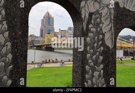 La vista del ponte Andy Warhol sul fiume Allegheny e. Centro di Pittsburgh da Piazza lavoro e sculture Mythic Source in North Shore.Pittsburgh.Pennsylvania.USA Foto Stock