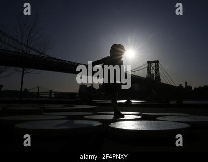 Brooklyn, Stati Uniti. 22 marzo 2021. I bambini giocano su un'installazione d'arte di piattaforme incandescenti intitolate 'Reflect' in Domino Park a New York City lunedì 22 marzo 2021. Foto di John Angelillo/UPI Credit: UPI/Alamy Live News Foto Stock