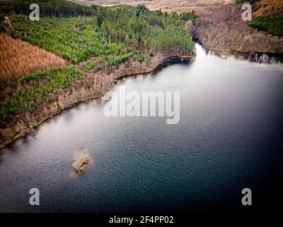 Loch Achilty, vicino a Contin, a Ross-Shire ed è davvero molto bella Wee Crannog (l'isola in basso a sinistra della cornice). Mi piace Crannogs - lo ero Foto Stock