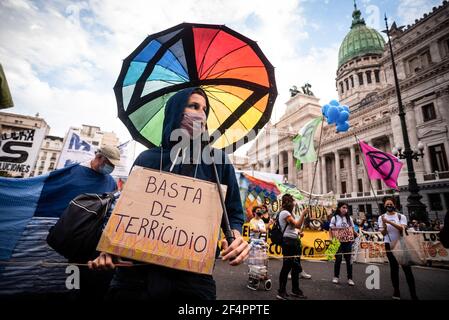 Buenos Aires, Argentina. 22 marzo 2021. Un protestore tiene un cartello che dice abbastanza Terriciuro durante il rally. Diverse organizzazioni ambientaliste hanno effettuato una mobilitazione per sensibilizzare i cittadini sui cambiamenti climatici nella giornata mondiale dell'acqua. (Foto di Alejo Manuel Avila/SOPA Images/Sipa USA) Credit: Sipa USA/Alamy Live News Foto Stock