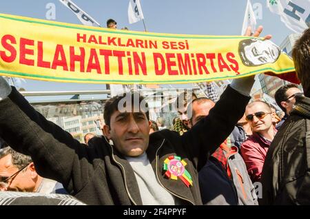 Un sostenitore pro-curdo dell'HDP che tiene un banner a sostegno di Selahattin Demirtas al lancio della campagna elettorale HDP a Istanbul. Il Partito democratico popolare (HDP) lancia la campagna elettorale turca del 2015 a Istanbul. Foto Stock