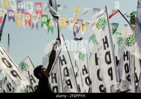 Un sostenitore pro curdo del partito HDP tiene una bandiera ad un raduno politico a Kadikoy. Il Partito democratico popolare (HDP) lancia la campagna elettorale turca del 2015 a Istanbul. Foto Stock