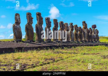 Statue di moai di AHU Tongariki il giorno d'estate, Isola di Pasqua (Rapa Nui), Cile. Foto Stock