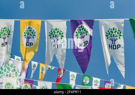 Istanbul, Turchia. 12 Aprile 2015. Bandiere politiche del Partito democratico popolare (HDP) si sono viste appendere al lancio della campagna elettorale HDP a Kadikoy. Il Partito democratico popolare (HDP) lancia la campagna elettorale turca del 2015 a Istanbul. (Foto di John Wreford/SOPA Images/Sipa USA) Credit: Sipa USA/Alamy Live News Foto Stock