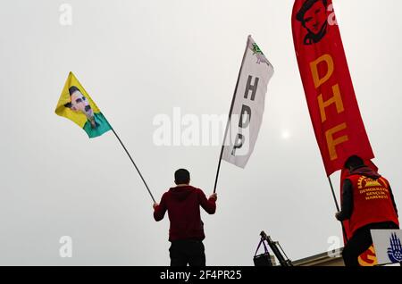 Istanbul, Turchia. 8 febbraio 2015. Un sostenitore pro curdo del partito HDP tiene una bandiera ad un raduno politico a Kadikoy. Il Partito democratico popolare (HDP) lancia la campagna elettorale turca del 2015 a Istanbul. (Foto di John Wreford/SOPA Images/Sipa USA) Credit: Sipa USA/Alamy Live News Foto Stock