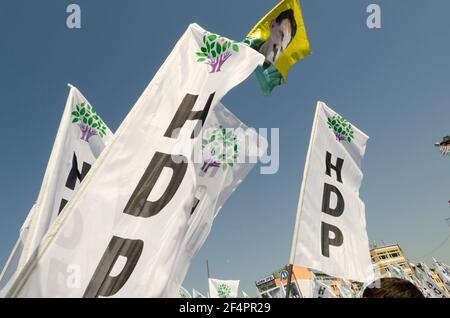 Istanbul, Turchia. 12 Aprile 2015. Bandiere politiche del Partito democratico popolare (HDP) viste in alto durante il lancio della campagna elettorale HDP a Kadikoy. Il Partito democratico popolare (HDP) lancia la campagna elettorale turca del 2015 a Istanbul. (Foto di John Wreford/SOPA Images/Sipa USA) Credit: Sipa USA/Alamy Live News Foto Stock