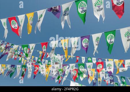 Istanbul, Turchia. 12 Aprile 2015. Bandiere politiche del Partito democratico popolare (HDP) si sono viste appendere al lancio della campagna elettorale HDP a Kadikoy. Il Partito democratico popolare (HDP) lancia la campagna elettorale turca del 2015 a Istanbul. (Foto di John Wreford/SOPA Images/Sipa USA) Credit: Sipa USA/Alamy Live News Foto Stock