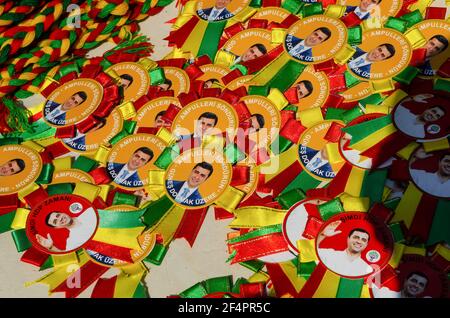 Istanbul, Turchia. 12 Aprile 2015. Sostegno Badges con una foto di Selahattin Demirtas sono visti in mostra al lancio della campagna elettorale HDP a Kadikoy.Peoples' Democratic Party (HDP) lanciare la loro campagna elettorale turca 2015 a Istanbul. Credit: John Wreford/SOPA Images/ZUMA Wire/Alamy Live News Foto Stock