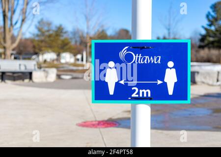 Ottawa, Canada - 20 marzo 2021: Distanza fisica di 2 m segno nel parco Foto Stock