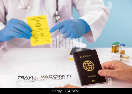 Ottenere il certificato internazionale della vaccinazione prima del viaggio Foto Stock