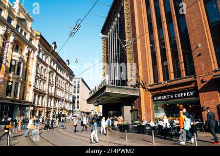 Helsinki, Finlandia - 15 agosto 2019: Grandi magazzini Stockmann e via Aleksanterinkatu Foto Stock