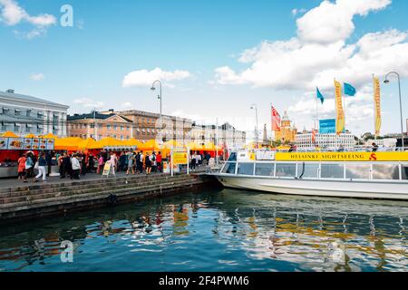 Helsinki, Finlandia - 15 agosto 2019: Piazza del mercato del porto di Helsinki Foto Stock