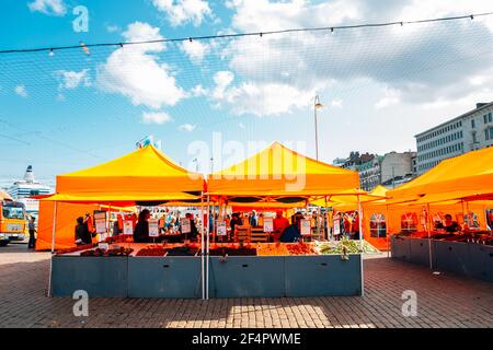 Helsinki, Finlandia - 15 agosto 2019: Piazza del mercato del porto di Helsinki Foto Stock