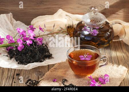 Tè alle erbe fatto da fireweed conosciuto come sally fiorente in teiera e tazza. Foto Stock