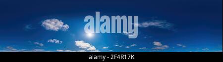 Panorama cielo con nuvole Cirrus in formato equirettangolare sferico senza giunture. Full Zenith per l'uso in 3D grafica, gioco e montaggio aereo drone 360 Foto Stock