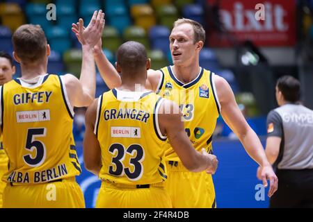 21 marzo 2021, Hessen, Francoforte sul meno: Luke Sikma (Alba Berlin, 43), high-fives Niels Giffey (Alba Berlin, 5) e Jayson Granger (Alba Berlin, 33). Partita di pallacanestro della easyCredit BBL tra i Frapport Skyliner e Alba Berlin il 21 marzo 2021 presso la Frapport Arena di Francoforte sul meno. Foto: Jürgen Kessler/dpa Foto Stock