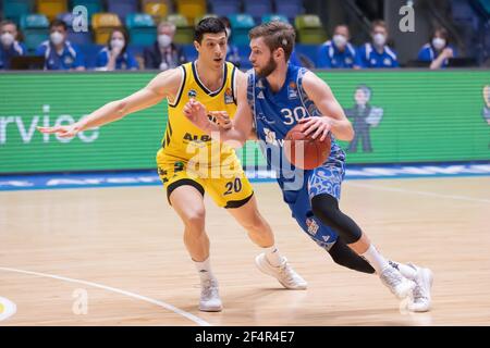 21 marzo 2021, Hessen, Francoforte sul meno: Jon Axel Gudmundsson (Fraport Skyliners, 30, destra) contro Simone Fontecchio (Alba Berlin, 20). Partita di pallacanestro della easyCredit BBL tra i Frapport Skyliner e Alba Berlin il 21 marzo 2021 presso la Frapport Arena di Francoforte sul meno. Foto: Jürgen Kessler/dpa Foto Stock