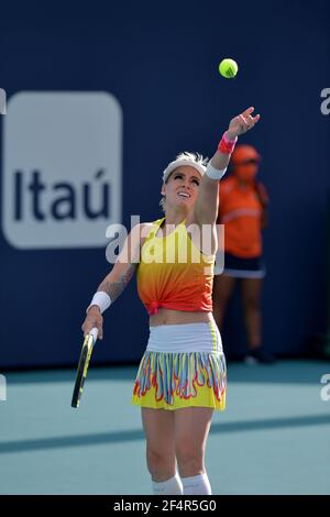 MIAMI GARDENS, FL - 22 MARZO: Bethanie Mattek-Sands ha giocato nel turno di qualificazione il giorno 1 del Miami Open il 22 marzo 2021 all'Hard Rock Stadium di Miami Gardens, Florida. People: Bethanie Mattek-Sands Credit: Storms Media Group/Alamy Live News Foto Stock