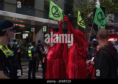 Melbourne, Australia. 23 marzo 2021. Il gruppo di attivisti sul clima Extention Rebellion causa perturbazioni nel CBD di Melbourne per il secondo giorno di fila, bloccando l'intersezione di Queen Street/Flinders Lane mentre tentano di sensibilizzare l'opinione pubblica sulla questione dell'inazione del cambiamento climatico. Credit: Jay Kogler/Alamy Live News Foto Stock