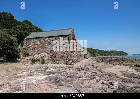 Sandways Cellar vicino a Kingsand quando si avvicina il Monte Edgcumbe. La spiaggia è di interesse geologico. Sandway Point è un sito di Special Scientific Inte Foto Stock