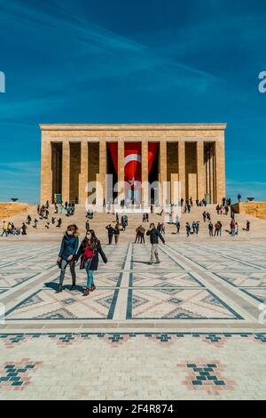 Ankara, Turchia - 13 giugno 2021 - Vista verticale della gente al Mausoleo di Mustafa Kemal Atatürk ad Anitkabi Foto Stock