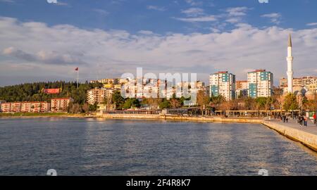 Canakkale, Turchia - 1 marzo 2021 - vista sulla strada della città di Canakkale sulle Dardanelli nella Turchia occidentale Foto Stock