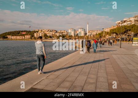 Canakkale, Turchia - 1 marzo 2021 - vista sulla strada della città di Canakkale sulle Dardanelli nella Turchia occidentale Foto Stock