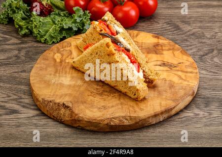 Panino vegetariano Club con melanzane e formaggio Foto Stock