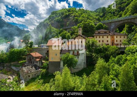 Incredibile piccola cittadina alpina nella stretta valle di montagna. Exilles città al confine tra Francia e Italia Foto Stock