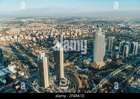 Istanbul, Turchia - 22 febbraio 2021 - vista panoramica aerea tramonto dello skyline del lato europeo di visto da Istanbul Sapphire a Levent Foto Stock