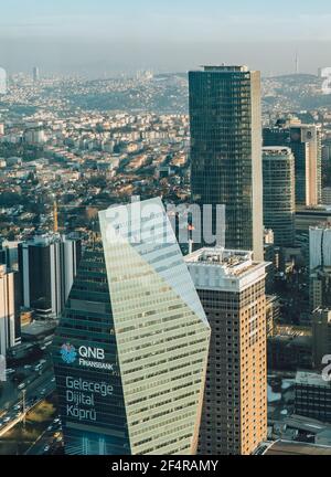 Istanbul, Turchia - 22 febbraio 2021 - vista panoramica aerea tramonto dello skyline del lato europeo di visto da Istanbul Sapphire a Levent Foto Stock