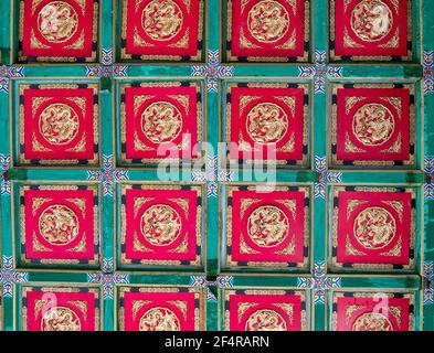 Baruunburen Sum, Mongolia - 19 agosto 2019: Soffitto del tempio del monastero buddista Amarbayasgalant in Mongolia. Foto Stock