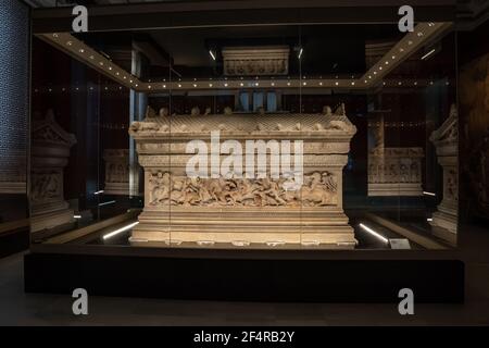 Istanbul, Turchia - 23 febbraio 2021 - Vista del sarcofago di Alessandro all'interno del Museo Archeologico di Istanbul Foto Stock