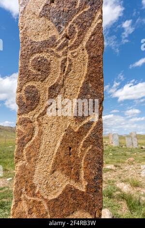 Moron, Mongolia - 13 agosto 2019: Grande cervo sulla pietra di Deerstone, nella steppa della Mongolia vicino Mörön, Mongolia. Foto Stock