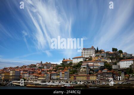 Porto, città patrimonio dell'umanità, vista su porto e il fiume Douro Foto Stock