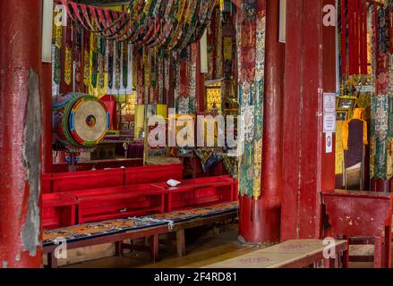 Baruunburen Sum, Mongolia - 19 agosto 2019: Interno del tempio del monastero buddista Amarbayasgalant in Mongolia. Foto Stock