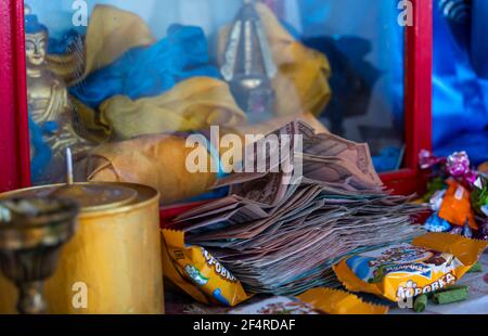 Songino, Mongolia - 9 agosto 2019: Un tempio buddista vicino alla città di Songino con offerte, denaro, in Mongolia. Foto Stock