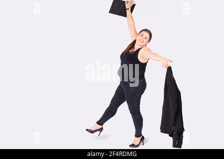 Corpo positivo. Ama il tuo corpo. Happy Plus dimensione donna danza e stile di vita attivo. Ritratto a tutta lunghezza di bella ed elegante più bionda taglia Foto Stock