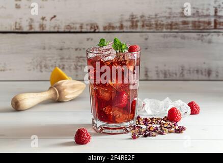 hibiscus tè ghiaccio o limonata karkade con lamponi, menta e limone Foto Stock