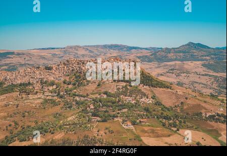 Paesaggi siciliani con l'incredibile città medievale in pietra di Leonforte sulla collina in provincia di Enna, Sicilia, Italia Foto Stock