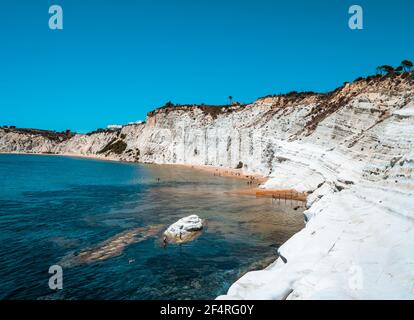 Vista panoramica sulle scogliere calcaree della Scala dei Turchi a Realmonte, Sicilia, Italia Foto Stock