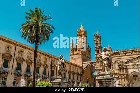 La bellissima Cattedrale Araba Normanna di Palermo, Sicilia, Italia con palme Foto Stock