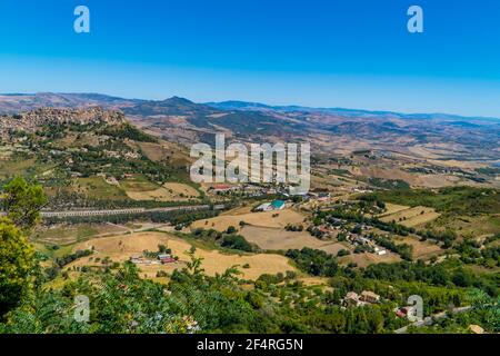 I paesaggi della Sicilia centrale, l'Italia con i villaggi e la città di Leonforte sulla collina Foto Stock