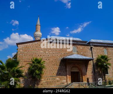 La Moschea di Dzhumaya in stile ottomano a Plovdiv, Bulgaria, alla luce del sole con cielo blu Foto Stock