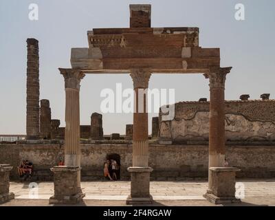 NAPOLI - 13 GIUGNO 2019: Numerose colonne delle rovine di un tempio di giove nel foro di pompei Foto Stock